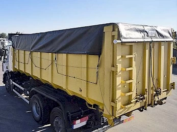 Vista trasera del sistema de cobertura Cover-Truck para el transporte de contenedores de gancho