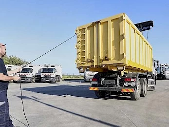 Vista trasera del sistema de cobertura Cover-Truck para el transporte de contenedores de gancho